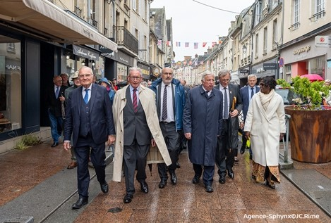 Vendredi 14 juin 2024, le président du Sénat, Gérard Larcher, au centre, entouré du président du conseil départemental, Jean-Léonce Dupont (à gauche), du président de la section ANMONM du Calvados Michel Cours Match et du président National Patrick Sandevoir ont suivi les pas du général de Gaulle, dans les rues de Bayeux, alors qu’il entrait dans la ville pour prononcer, ce 14 juin 1944, un discours qui jetait les bases de la 5ème République.