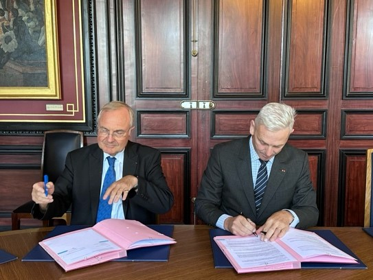 Signature du renouvellement de la convention septembre 2023 François Lecointre, grand chancelier et Patrick Sandevoir, président national Crédit photo Site « Fondation Un Avenir ensemble »